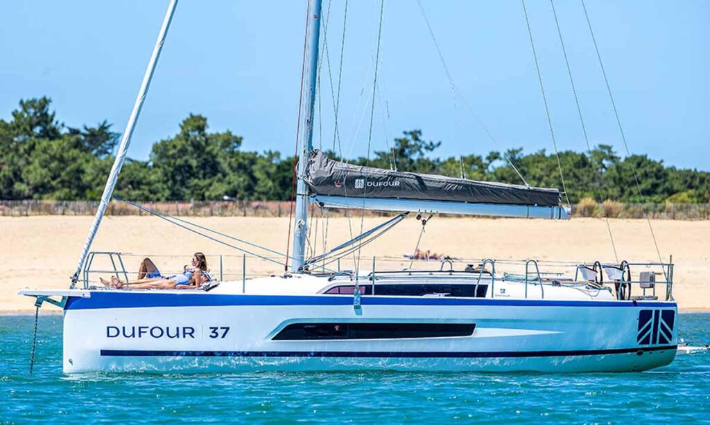 Sailing yacht 