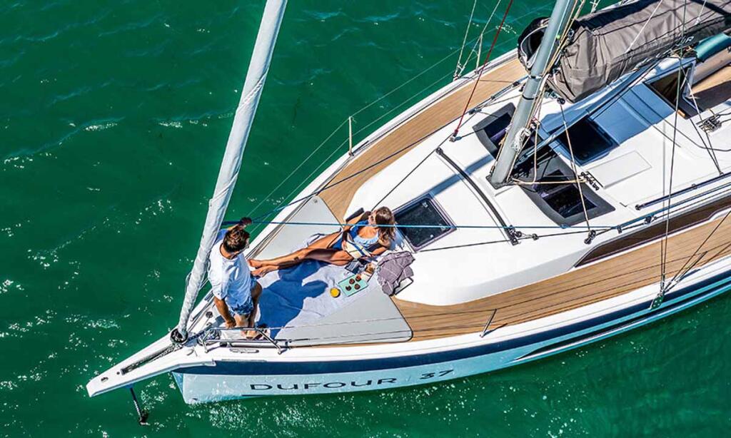 Sailing yacht 
