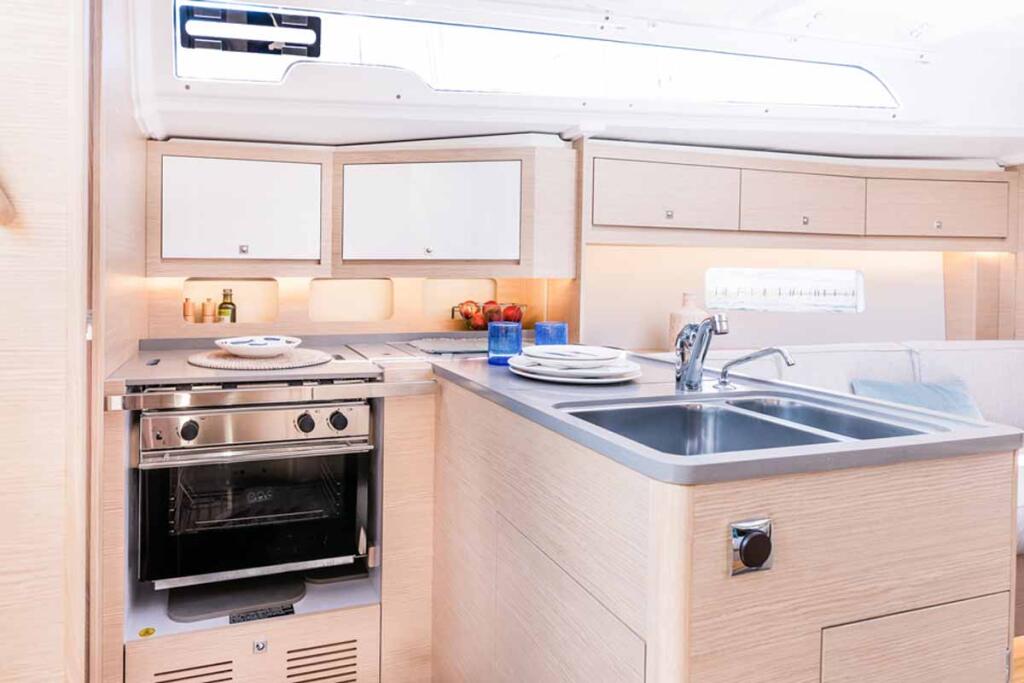 Sailing yacht 