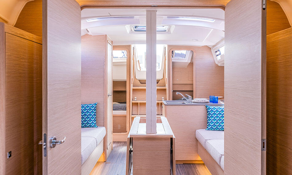 Sailing yacht 