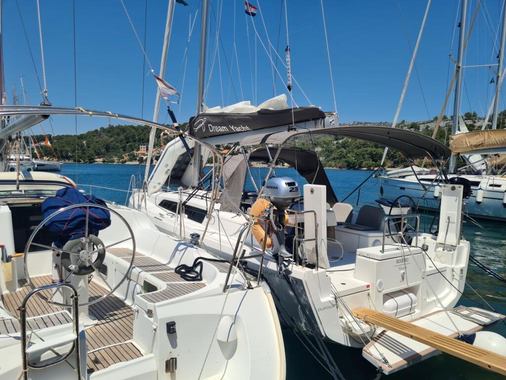Sailing yacht 
