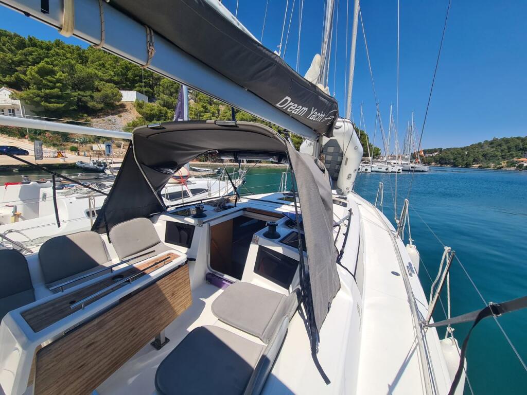 Sailing yacht 