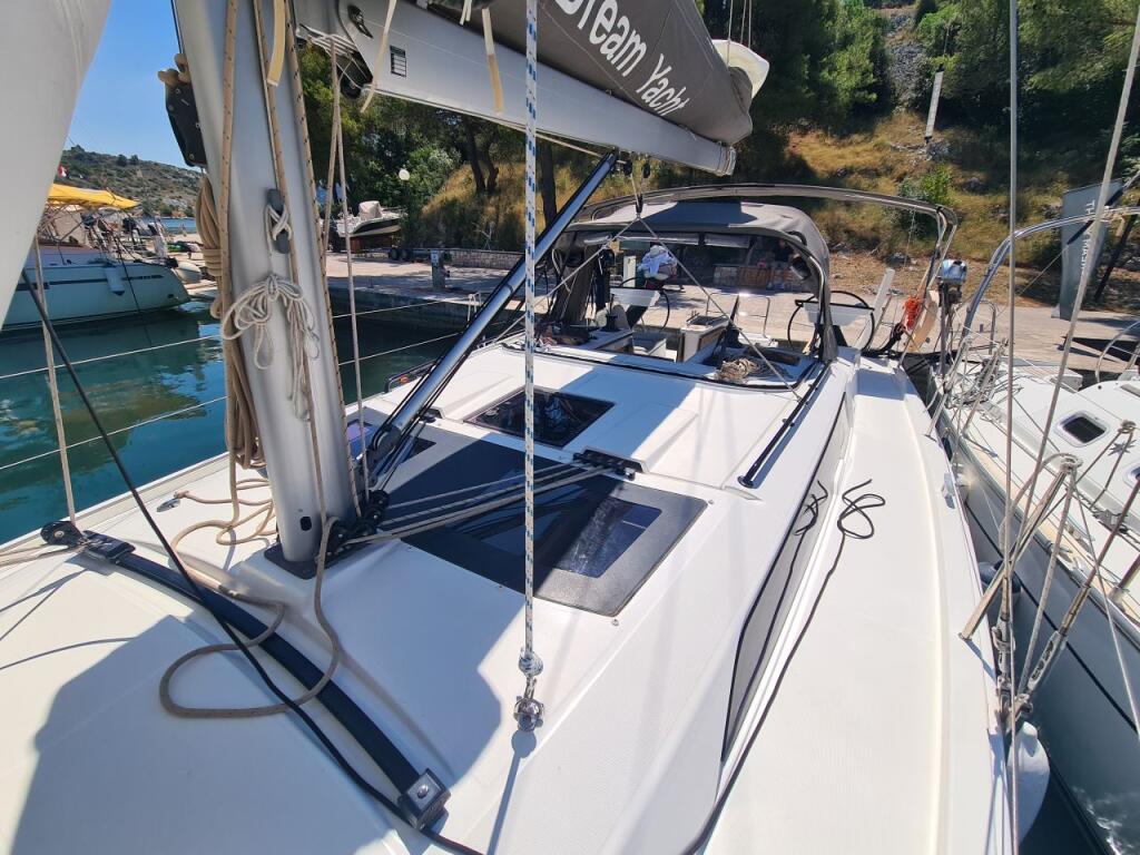 Sailing yacht 