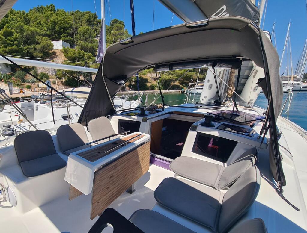 Sailing yacht 