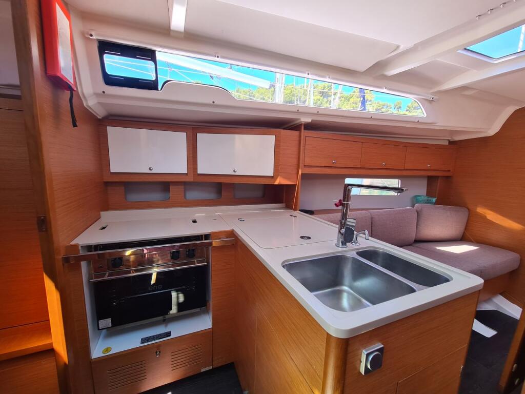 Sailing yacht 