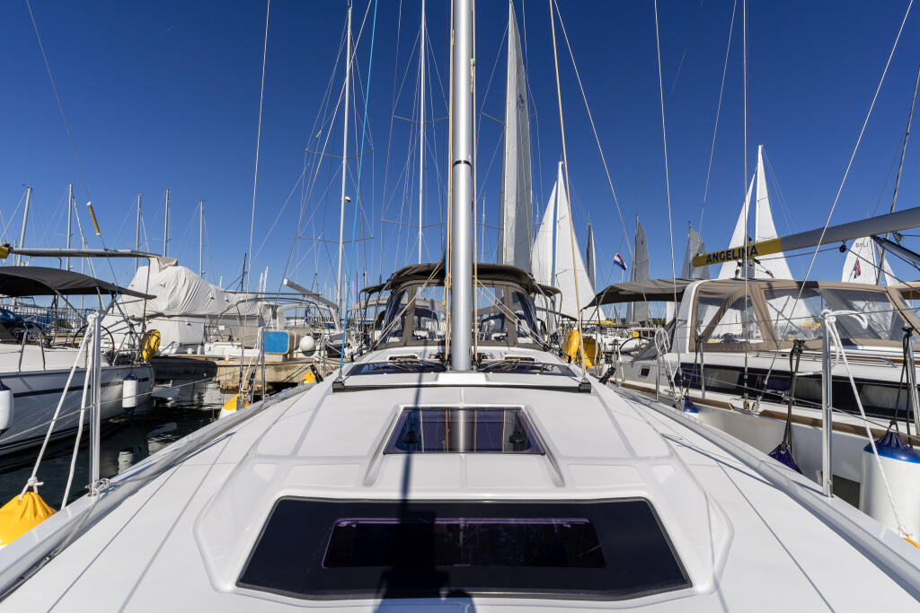 Sailing yacht 