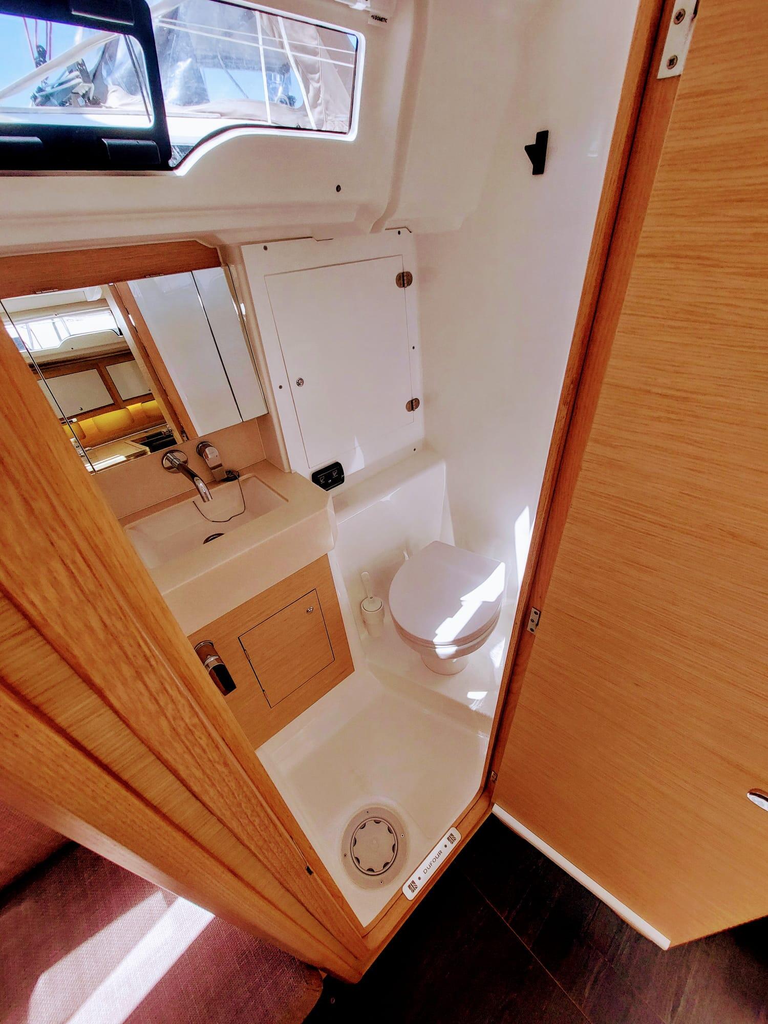 Sailing yacht 