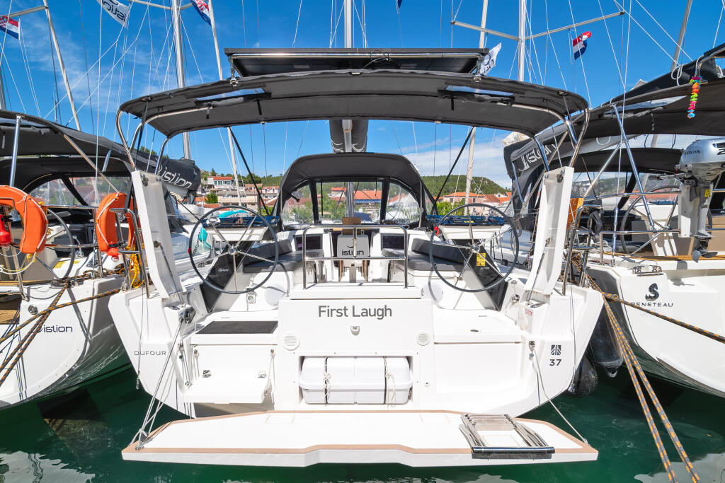 Sailing yacht 