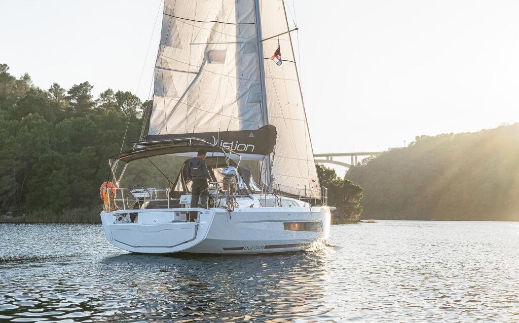 Sailing yacht 