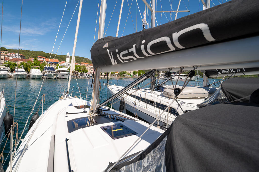Sailing yacht 