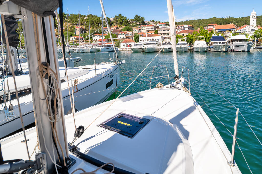 Sailing yacht 