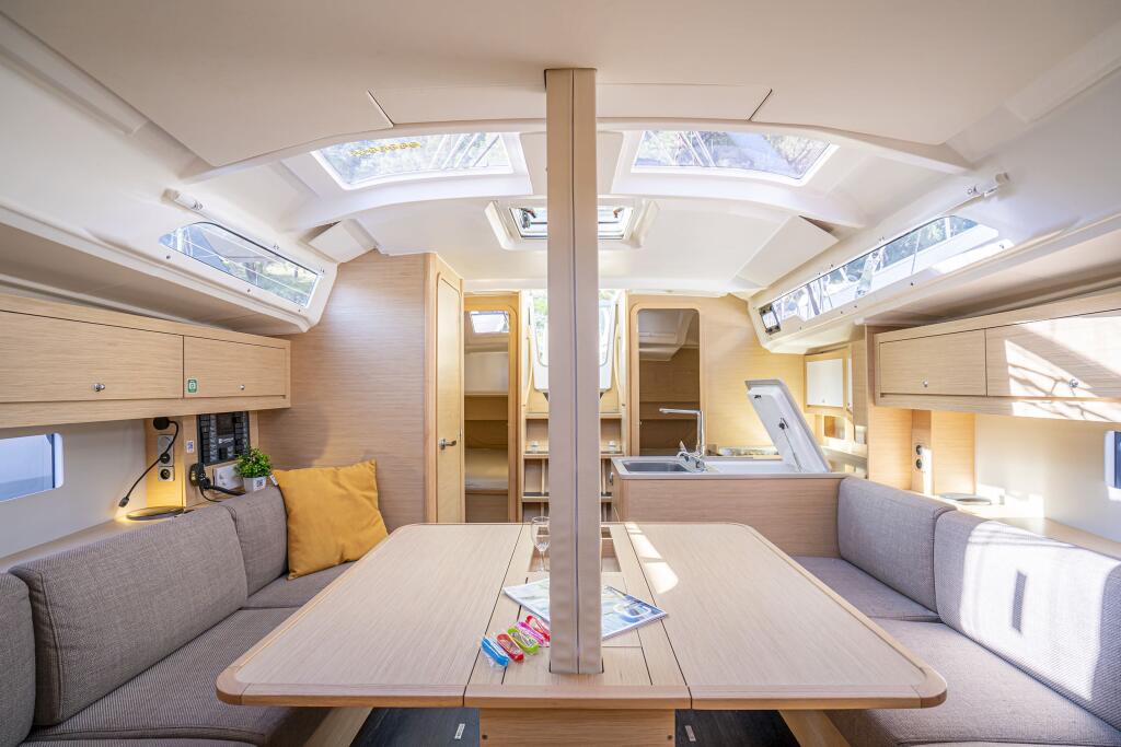 Sailing yacht 
