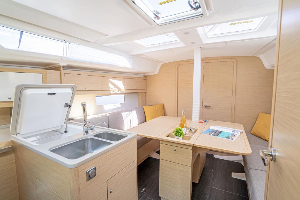 Sailing yacht 