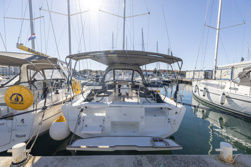 Sailing yacht 