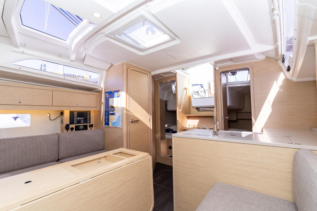 Sailing yacht 