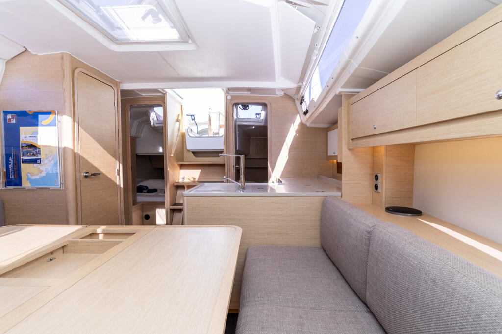 Sailing yacht 