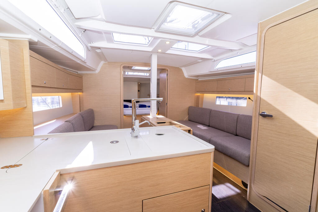 Sailing yacht 