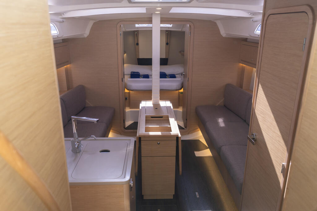 Sailing yacht 