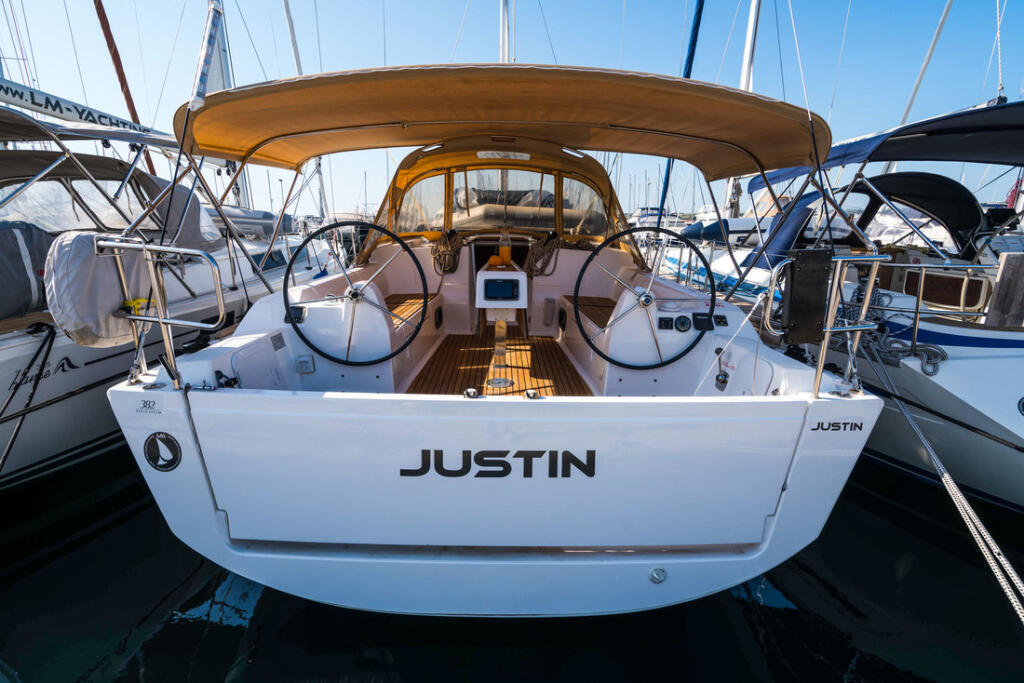 Sailing yacht 