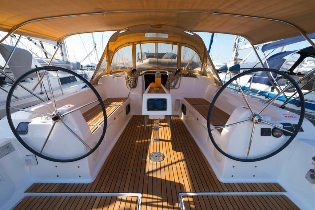 Sailing yacht 