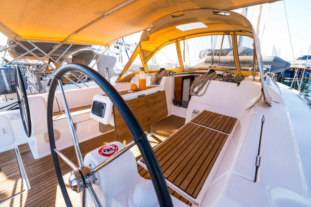 Sailing yacht 