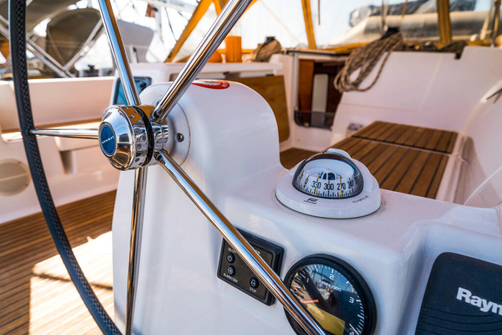 Sailing yacht 
