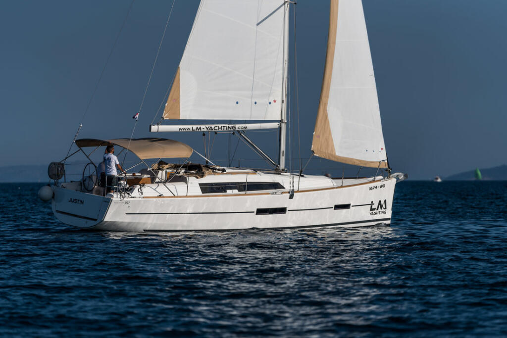 Sailing yacht 