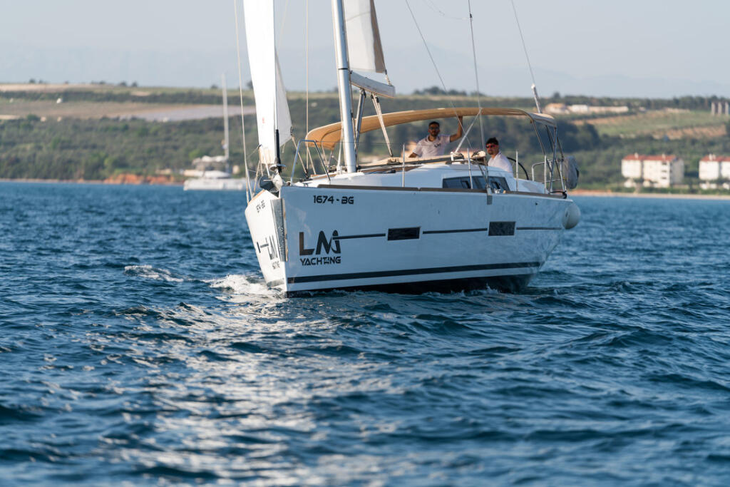 Sailing yacht 