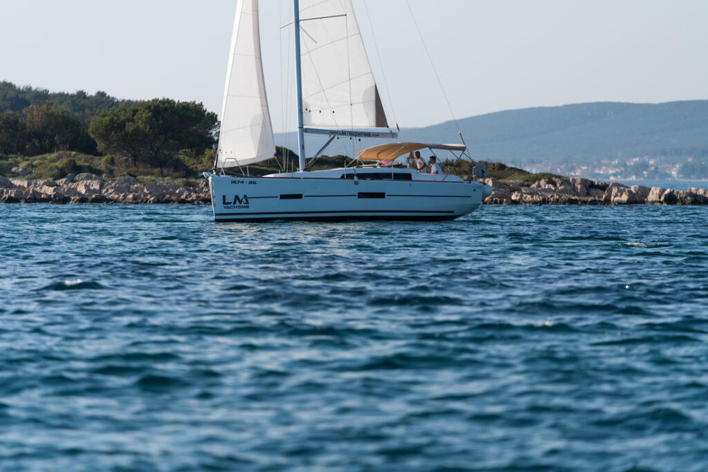 Sailing yacht 