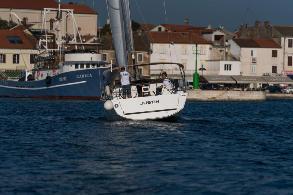 Sailing yacht 