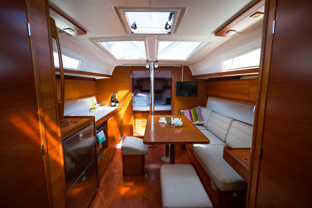 Sailing yacht 