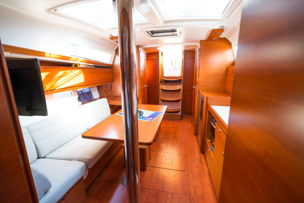 Sailing yacht 