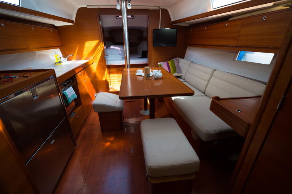 Sailing yacht 