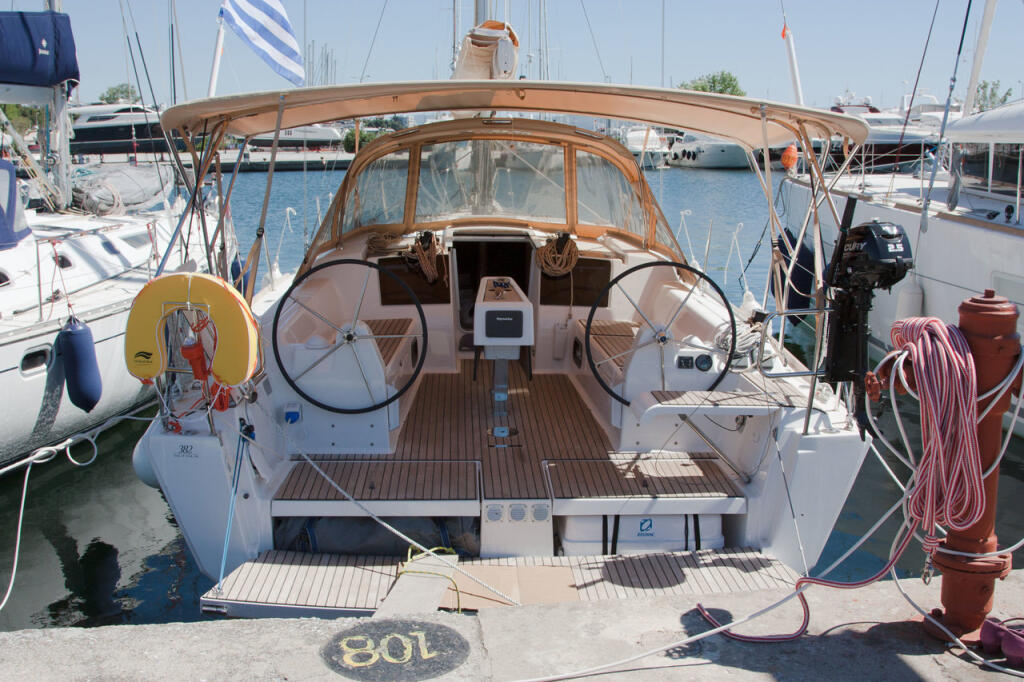 Sailing yacht 