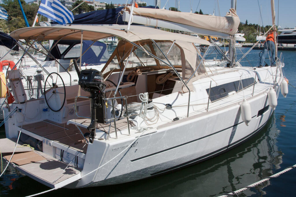 Sailing yacht 