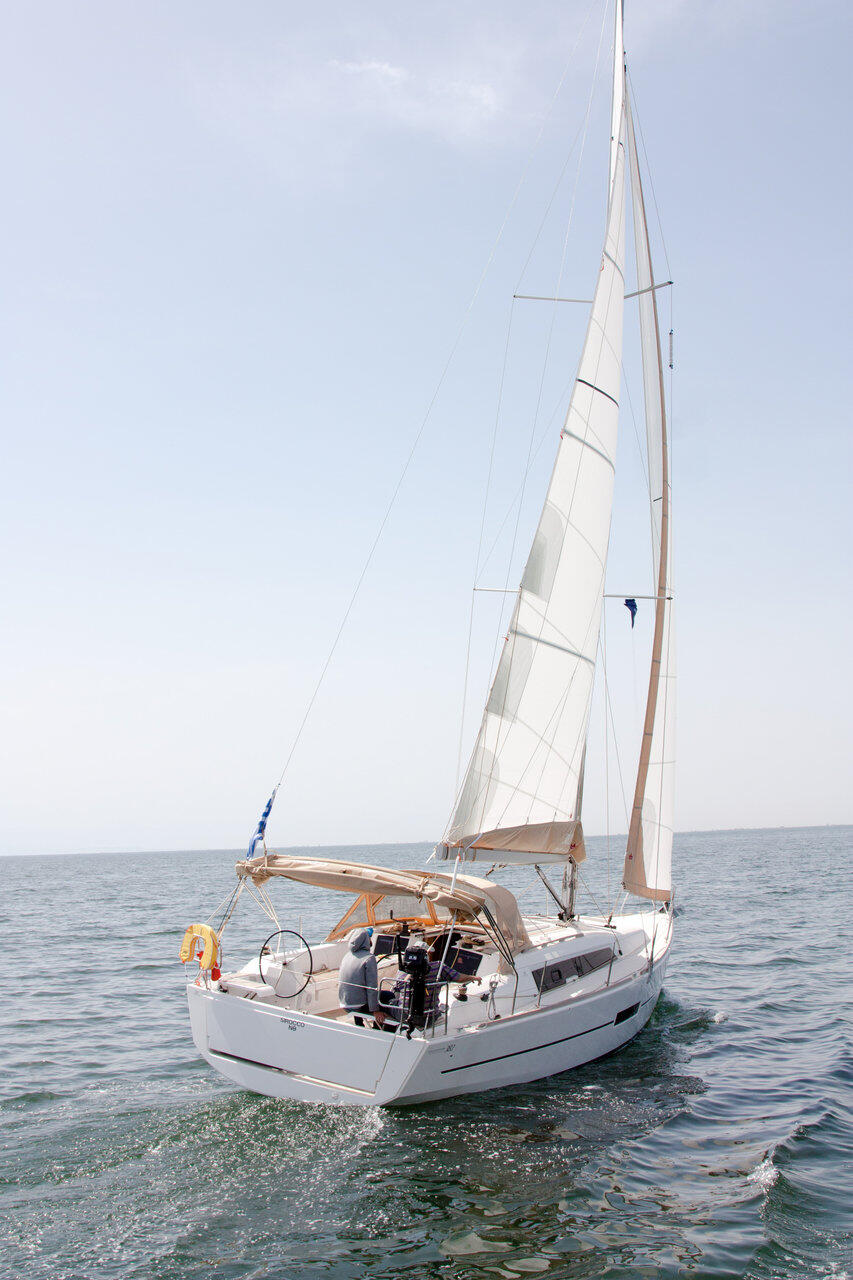 Sailing yacht 