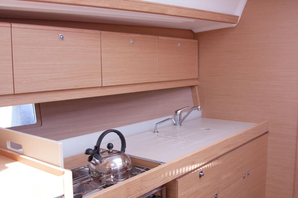 Sailing yacht 