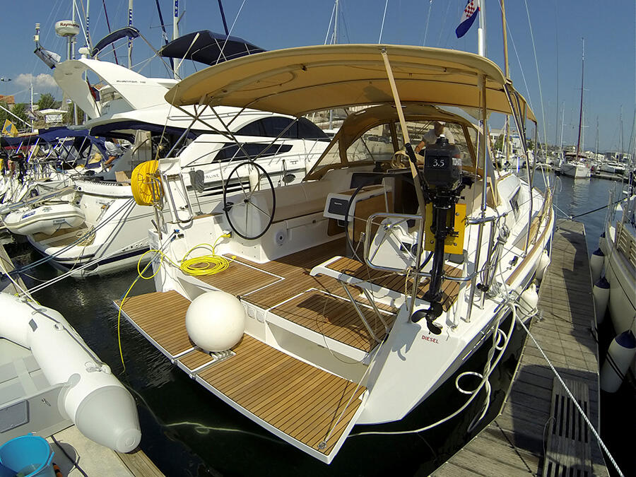 Sailing yacht 