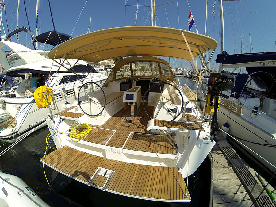 Sailing yacht 