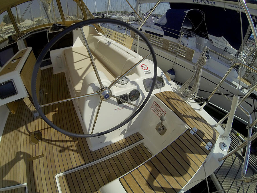 Sailing yacht 