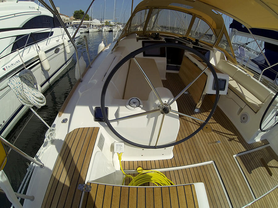 Sailing yacht 