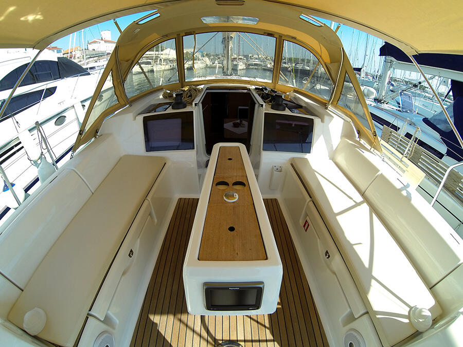 Sailing yacht 