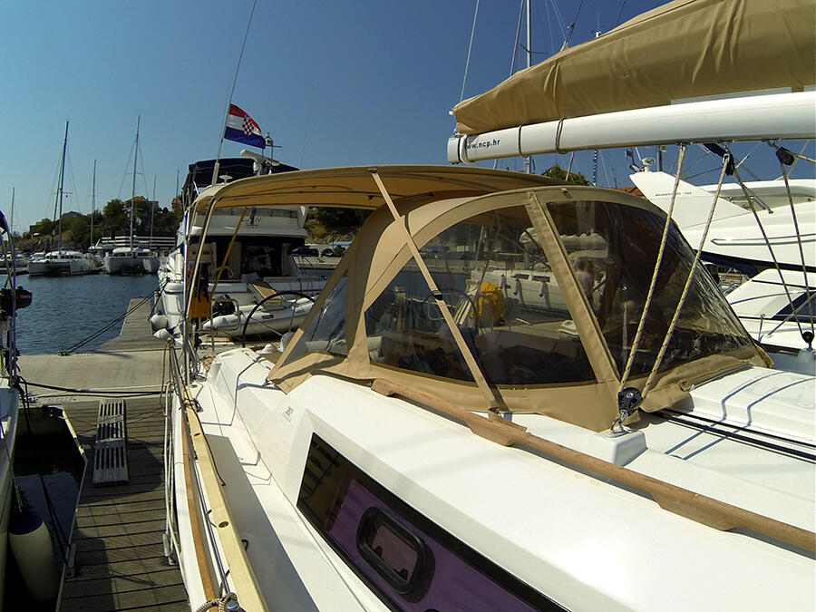 Sailing yacht 