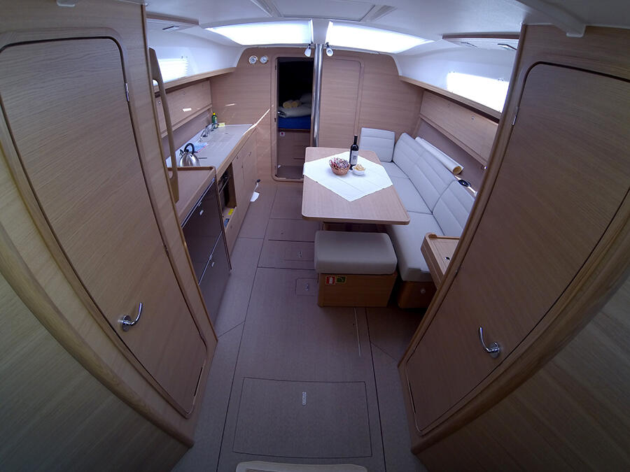 Sailing yacht 