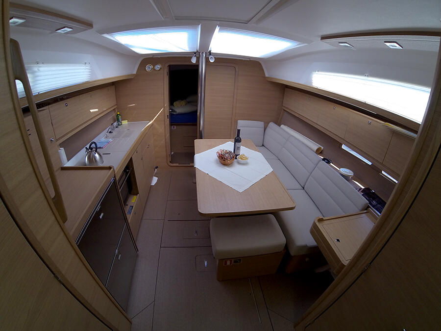 Sailing yacht 