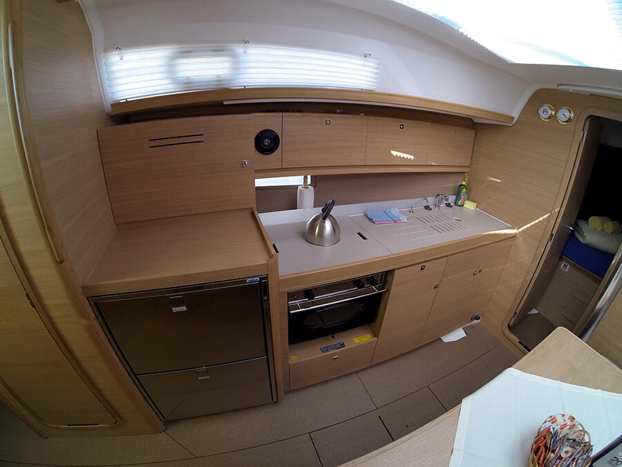 Sailing yacht 