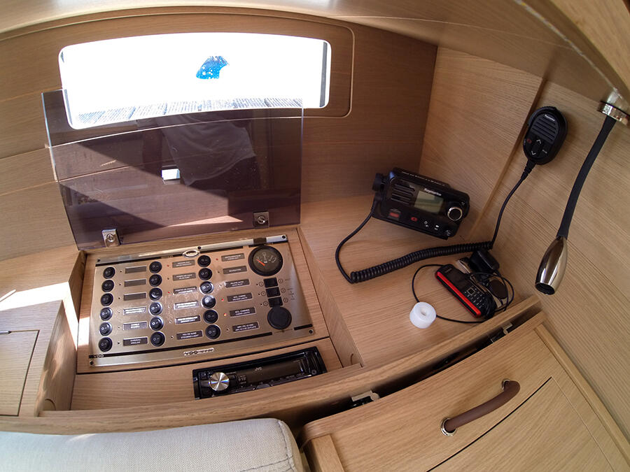 Sailing yacht 
