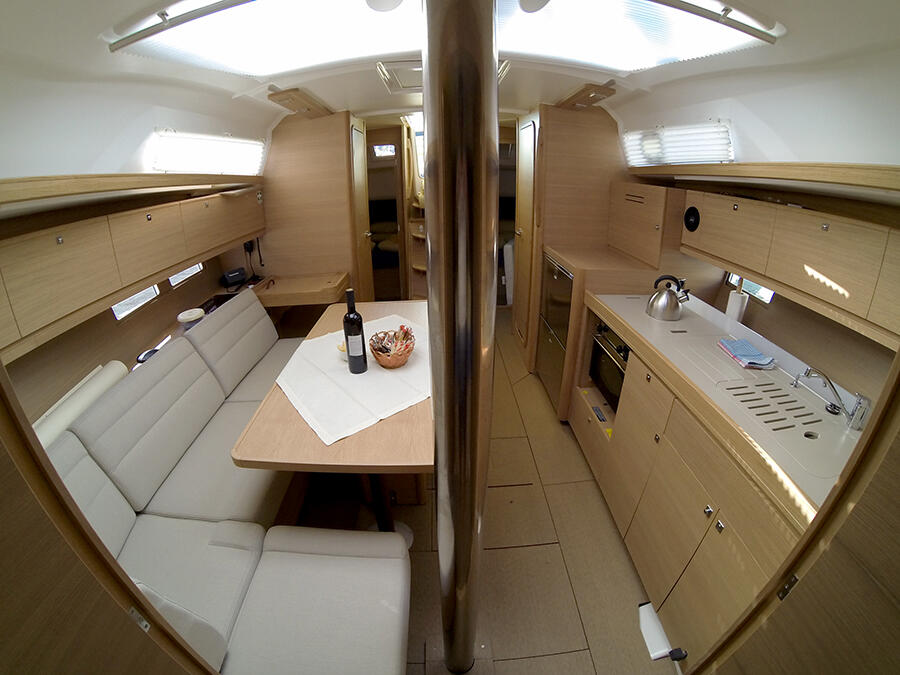 Sailing yacht 