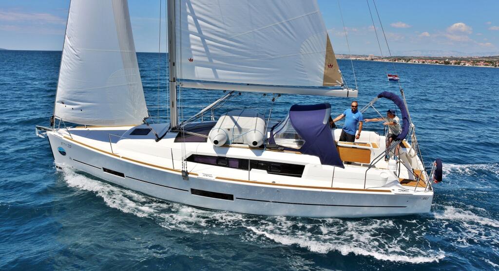 Sailing yacht 