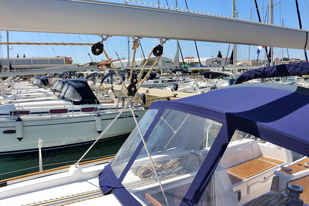 Sailing yacht 